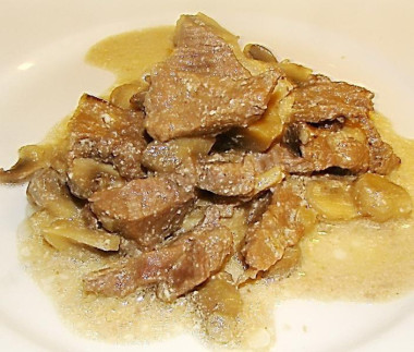 Бефстроганов с шампиньонами и говядиной