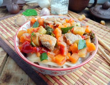 Цуйван монгольская лапша с мясом и овощами