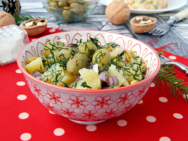 Овощной постный салат с картофелем и оливками без майонеза