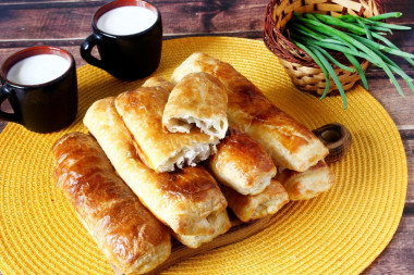 Пирожки из слоеного дрожжевого теста с мясом в духовке