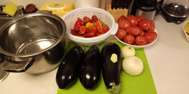 Рецепт - Закуска из баклажан, томатов и болгарского перца на зиму. - Шаг 1 - Подготовьте все овощи, помойте, удалите трещины, сколы. Помидоры можете обдать кипятком и снять кожуру. Подготовьте кастрюлю с толстым дном или казан с плоским дном.Помидоры лучше брать такого сорта, они мясистые. Если нет, то подойдут любые, только не Черри.