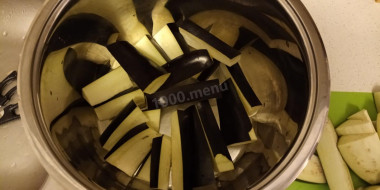 Рецепт - Закуска из баклажан, томатов и болгарского перца на зиму. - Шаг 2 -  Баклажаны порежьте брусочками, как на фотке. Не стоит резать полукольцами, в процессе приготовления они размягчатся и превратятся в &quot