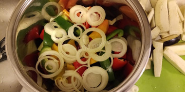 Рецепт - Закуска из баклажан, томатов и болгарского перца на зиму. - Шаг 4 - .)))Баклажаны сложите на дно кастрюли. Кладите мякотью вниз. Кастрюлю ничем не нужно смазывать.