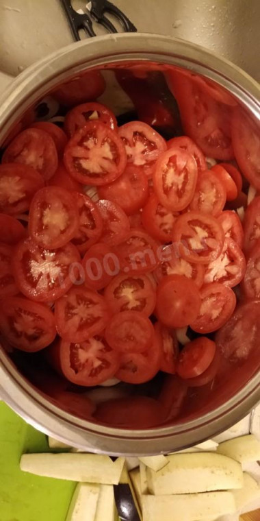 Рецепт - Закуска из баклажан, томатов и болгарского перца на зиму. - Шаг 5 -  Порежьте перец болгарский и уложите вторым слоем на баклажаны. Перец берите разноцветный, тогда закуска получится не только вкусной, но и очень красивой и яркой!