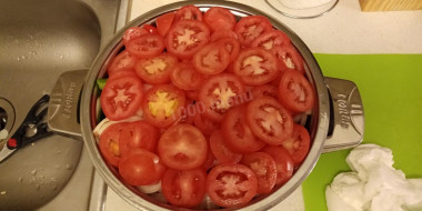 Рецепт - Закуска из баклажан, томатов и болгарского перца на зиму. - Шаг 6 -  Затем укладываем лук, порезанный кольцами или полукольцами. Лук не бойтесь резать крупно, даже если не любите лук. Он пропитается овощами и не будет вкуса лука вообще!