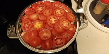 Рецепт - Закуска из баклажан, томатов и болгарского перца на зиму. - Шаг 8 -  Продолжайте укладывать слои в таком же порядке, пока не наполнится кастрюля. Кладите с горкой, не переживайте, в процессе варки, овощи сядут.