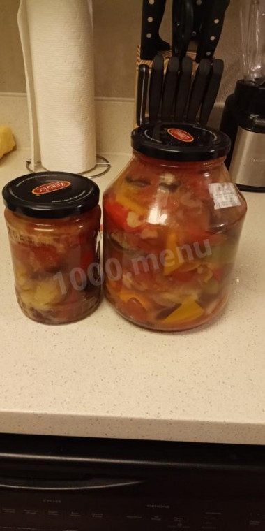 Рецепт - Закуска из баклажан, томатов и болгарского перца на зиму. - Шаг 9 -  Смешайте масло, уксус, сахар и соль.