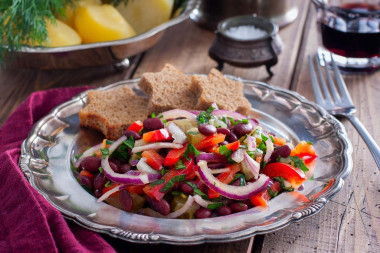 Салат с фасолью и солеными огурцами