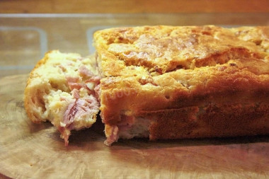 Закусочный кекс с ветчиной и сыром