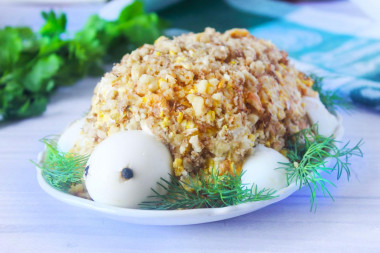 Салат черепаха с копченой курицей и грецкими орехами