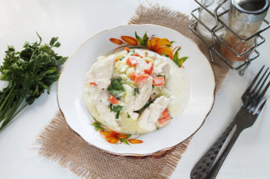 Куриное филе с морковью и сельдереем, тушеное в сметане