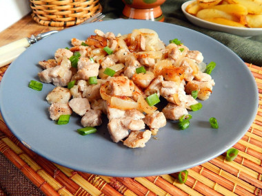 Жареное мясо с луком на сковороде
