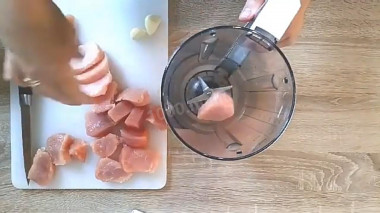 Рецепт - Куриные сосиски из минимума ингредиентов - Шаг 2 -  Отправляем нарезанное филе в чашу блендера, туда же кладём чеснок. Чеснок используйте по вкусу один или два зубчика. И хорошо все перемалываем блендером, чтобы фарш был гладким и однородным.