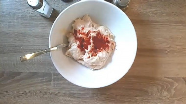 Рецепт - Куриные сосиски из минимума ингредиентов - Шаг 3 -  Получившийся фарш выкладываем в миску. И добавляем специи. Я взяла сушёную паприку, она даёт лёгкий розоватый оттенок и пикантную нотку. Ещё добавляем немного чёрного перца и соль по вкусу. Вообще, вы можете использовать любые специи которые вам нравятся. В зависимости от того, для кого вы готовите сосиски. Для себя или для ребёнка.