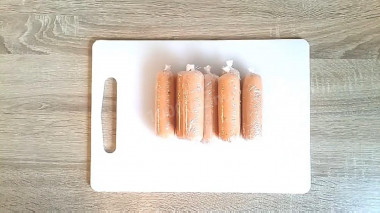 Рецепт - Куриные сосиски из минимума ингредиентов - Шаг 6 -  Из данного количества ингредиентов получается 7-8 сосисок. В таком виде эти сосиски можно хранить в морозилке и при необходимости отваривать.