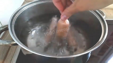 Рецепт - Куриные сосиски из минимума ингредиентов - Шаг 7 -  Варим сосиски опуская их в кипящую воду, примерно, десять минут. Если варите замороженные сосиски, то предварительно размораживать их не нужно. Просто варите их подольше, минут двадцать.