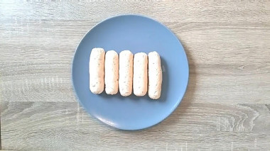 Рецепт - Куриные сосиски из минимума ингредиентов - Шаг 8 -  С готовых сосисок снимаем пищевую плёнку. Сосиски можно есть уже в таком виде с любым гарниром или овощами.