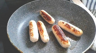 Рецепт - Куриные сосиски из минимума ингредиентов - Шаг 9 -  Или можно их обжарить немного со всех сторон на любом растительном масле.