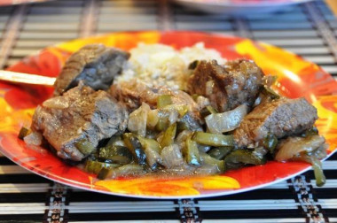 Тушеное мясо говядины с солеными огурцами