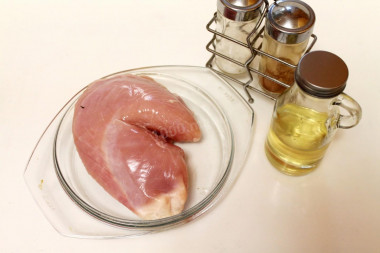 Рецепт - Грудки индейки на сковороде - Шаг 1 - Для приготовления сочной грудки индейки на сковороде целым куском возьмите хороший кусок грудки (в данном случае полукилограммовый), немного подсолнечного масла, соль, смесь перцев в мельничке или любые свои приправы, сметану, воду, любые коренья и стебли зелени для бульона по вашему желанию.