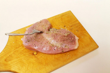 Рецепт - Грудки индейки на сковороде - Шаг 2 -  Грудку индейки промойте, хорошо просушите бумажным полотенцем и натрите смесью соли и приправ, проткнув грудку многократно вилкой поперек волокон - чтобы она просолилась и затем протушилась равномеоно.