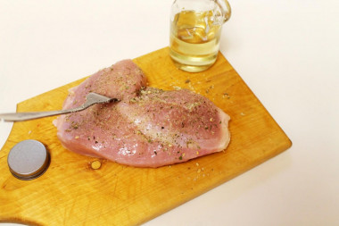 Рецепт - Грудки индейки на сковороде - Шаг 3 -  Смажьте хорошо грудку со всех сторон подсолнечным маслом без выраженного запаха. Дайте немного полежать.