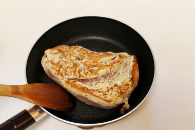 Рецепт - Грудки индейки на сковороде - Шаг 5 -  Переверните на другую сторону и проделайте то же самое - соки запечатали таким образом, поэтому грудка получится очень сочной.