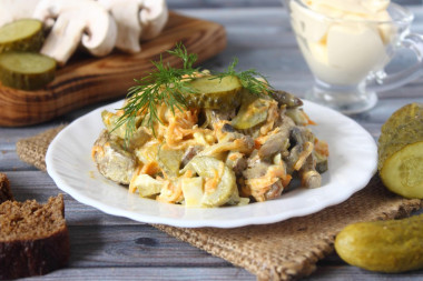 Салат Белорусский с куриной печенью и грибами
