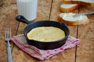 Простой омлет из яиц и молока на сливочном масле