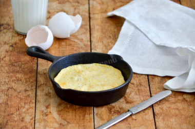 Простой омлет из яиц и молока на сливочном масле