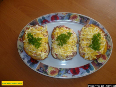 Горячие бутерброды с сыром и колбасой в микроволновке