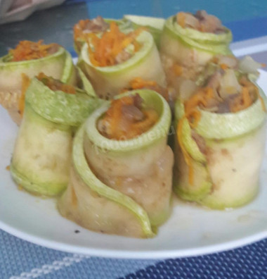 Рулетики из кабачков с грибами и морковкой