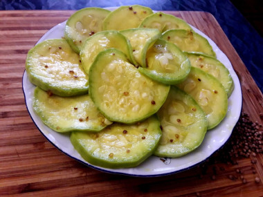 Маринованные кабачки с куркумой кружочками