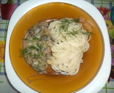 Грибочки в соусе с луком
