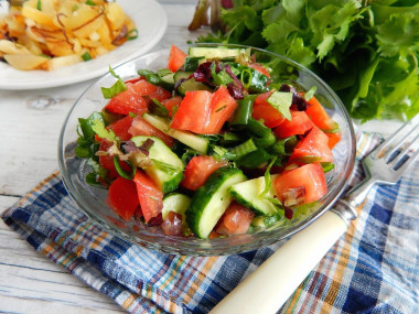 Салат с огурцами и помидорами с маслом