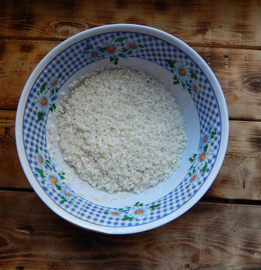 Рецепт - Салат крабовые палочки рис яйца - Шаг 2 -  Самое длительное во всем процессе приготовления салата – это отваривание риса. Рис должен получиться рассыпчатый и не превратиться в кашу, лучше использовать для салата пропаренный рис. Рис тщательно промываем, неоднократно меняя воду, пока она не станет прозрачной.