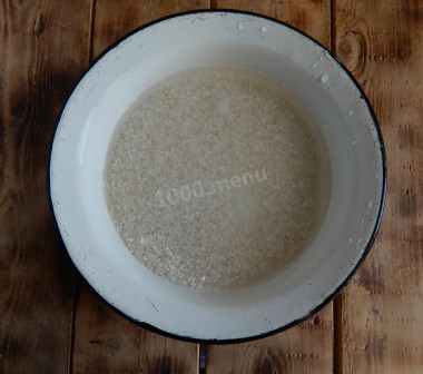 Рецепт - Салат крабовые палочки рис яйца - Шаг 3 -  Кладем рис в кастрюлю или металлическую чашку, заливаем водой, чтобы воды было в два раза больше сухого риса. Добавляем щепотку соли и отвариваем в течение 20 минут с момента закипания воды. Воду сливаем, рис промываем и откидываем на дуршлаг, чтобы вода полностью стекла.