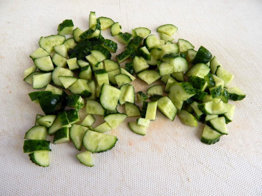 Рецепт - Салат крабовые палочки рис яйца - Шаг 6 -  Свежие огурцы моем, просушиваем бумажными полотенцами и нарезаем небольшими кубиками.Зелень укропа моем, просушиваем и мелко рубим ножом.