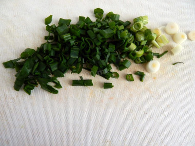 Рецепт - Салат крабовые палочки рис яйца - Шаг 7 -  Зеленый лук промываем под проточной водой, просушиваем и мелко нарезаем.