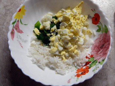 Рецепт - Салат крабовые палочки рис яйца - Шаг 8 -  Все ингредиенты кладем в глубокий салатник. Добавляем консервированную кукурузу. Заправляем майонезом. По вкусу можно немного присолить. Перемешиваем. Салат готов. Лучше дать ему охладиться и пропитаться в холодильнике до подачи к столу.