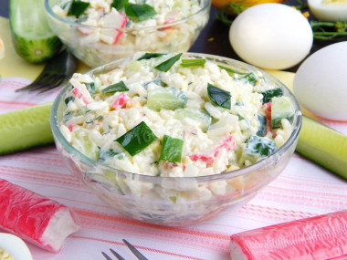 Рецепт - Салат крабовые палочки рис яйца - Шаг 9 -  По желанию салат можно подать в порционных салатниках или выложить на плоскую тарелку через кулинарное кольцо.Приятного аппетита!