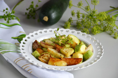 Картошка с кабачками на сковороде