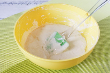 Рецепт - Жареные пирожки на сковороде на молоке - Шаг 1 - Готовим тесто. Для этого молоко подогреваем до температуры 35-38 градусов, переливаем его в подходящую миску, всыпаем дрожжи, сахар и 100 грамм просеянной муки. Все перемешиваем до однородности. Получается опара такой густоты, как тесто на оладьи. Оставляем ее для брожения на 10 минут.