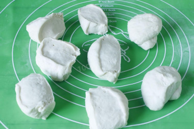 Рецепт - Жареные пирожки на сковороде на молоке - Шаг 5 -  Подошедшее тесто обминаем, формируем из него колбаску и делим ее ножом на 8 равных кусочков. Именно столько пирожков средней величины у нас получится.