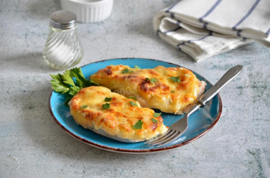 Куриная грудка с ананасами и сыром в духовке