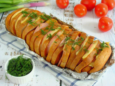 Батон с сыром и колбасой в духовке