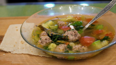 Летний суп с фрикадельками, овощами и зеленью