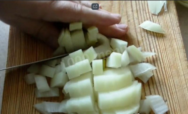 Рецепт - Салат Восторг - Шаг 1 - Лук чистим и нарезаем четверть кольцами