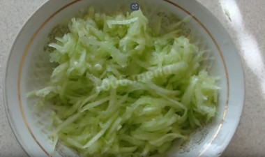Рецепт - Салат Восторг - Шаг 2 -  Огурцы чистим от кожицы и трем на терке мелкой соломкой, как морковку по-корейски.