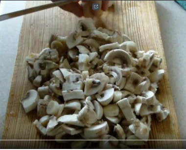 Рецепт - Салат Восторг - Шаг 3 -  Шампиньоны моем и нарезаем небольшими пластинками.